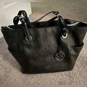 Michael Kors EW Tote in black